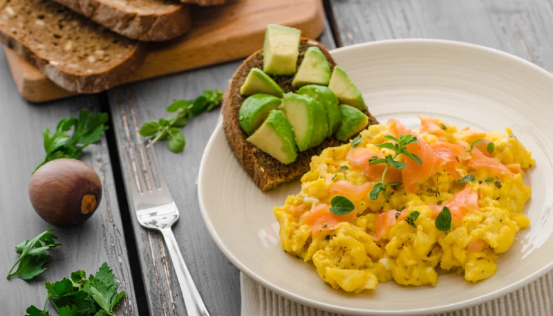 Huevos revueltos con salmón