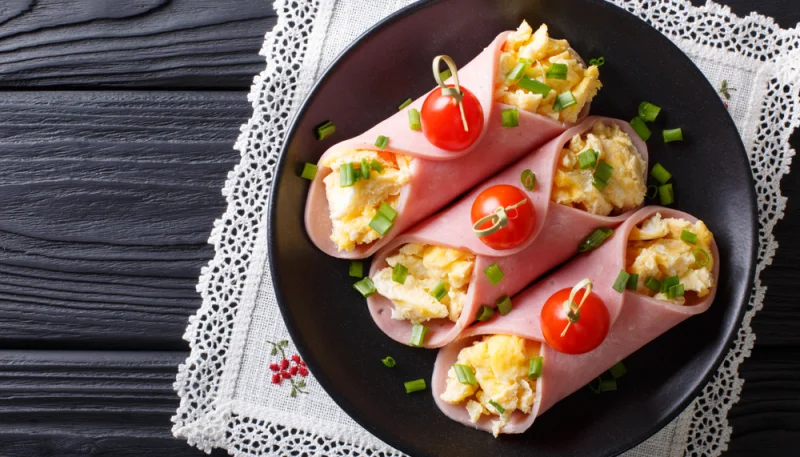 Jamón York relleno de huevos