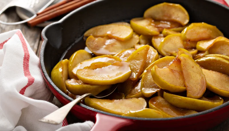 Manzanas fritas con canela