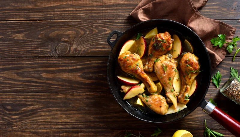 Muslos de pollo con manzana
