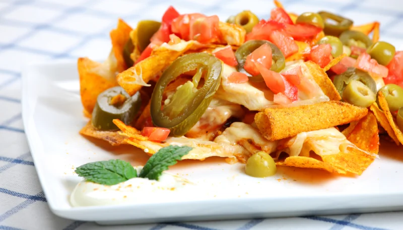 Nachos con pollo y vegetales