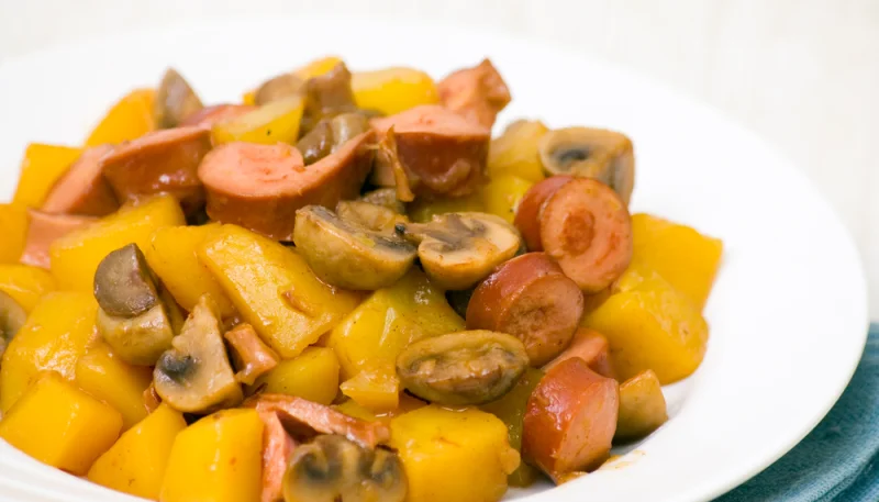 Patatas con champiñones y salchichas