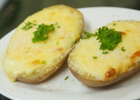 Patatas con queso y menta