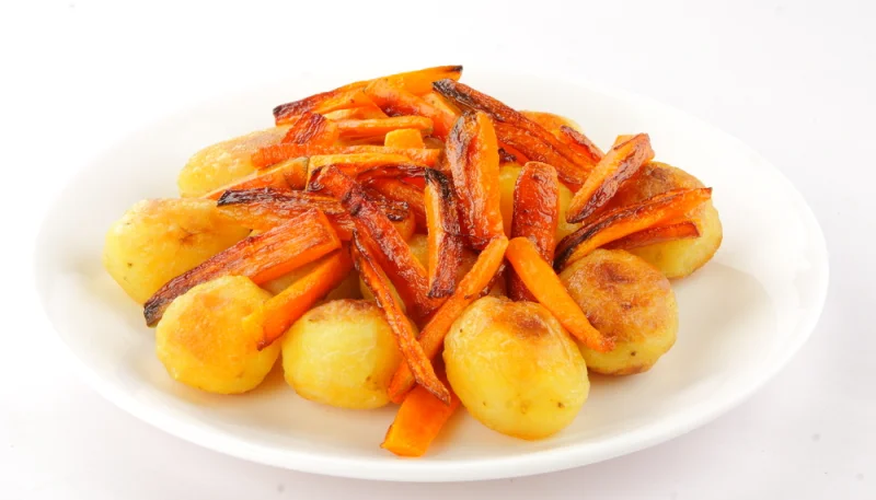 Patatas y zanahorias al horno