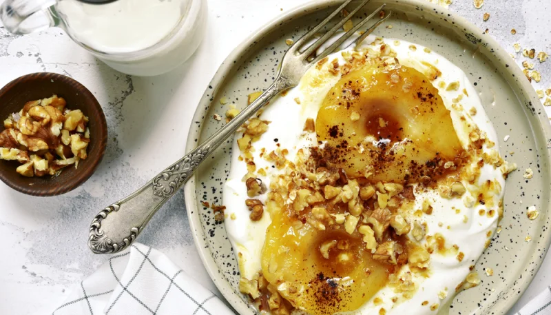 Pera caramelizada con yogur y nueces