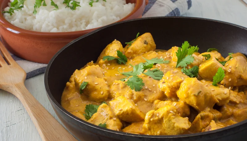 Pollo al curry con nata