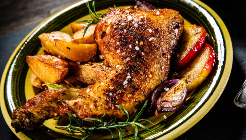 Pollo asado con manzanas