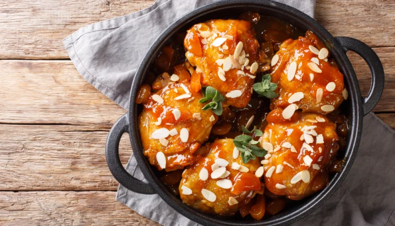 Pollo con melocotones y almendras