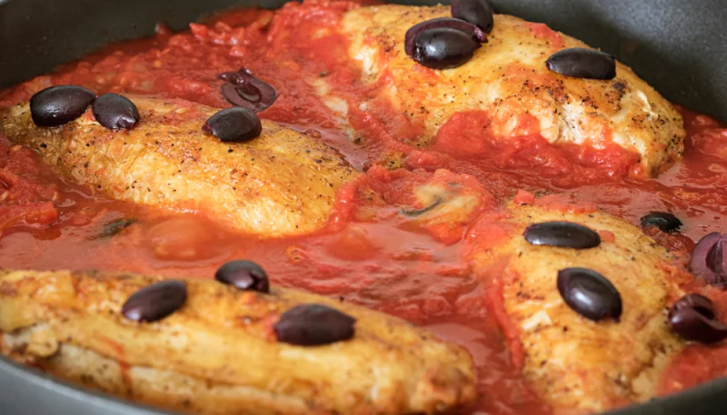 Pollo con tomates y aceitunas