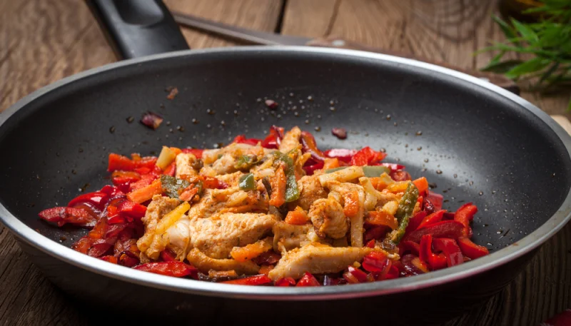 Pollo picante con pimiento y jalapeño