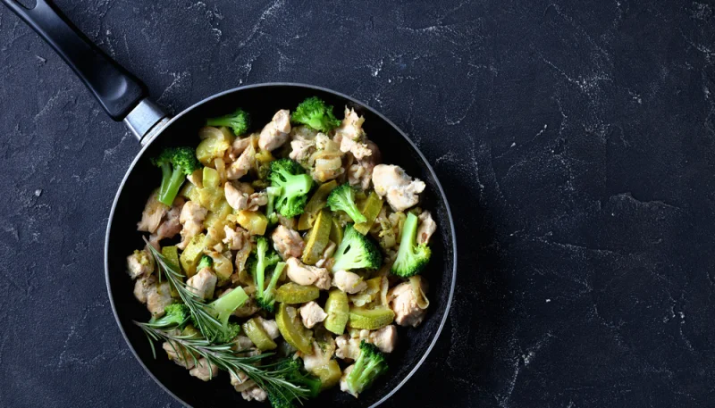 Pollo salteado con calabacín