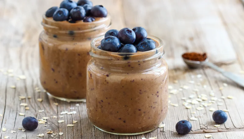 Pudín de café con chía y arándanos