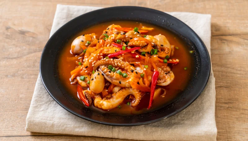 Pulpo con pasta picante