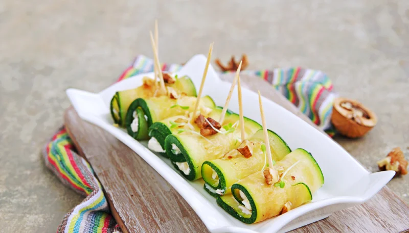 Rollos de calabacín relleno de queso crema