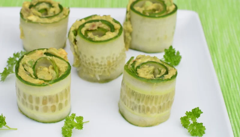Rollos de pepino con atún