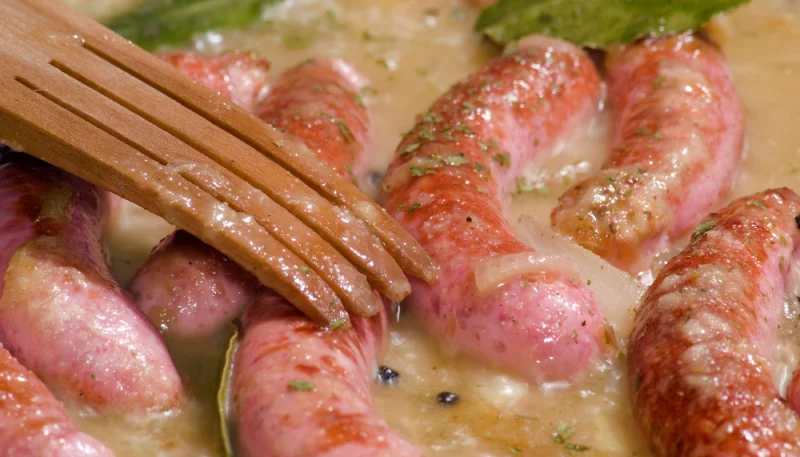 Salchichas con cebolla al vino