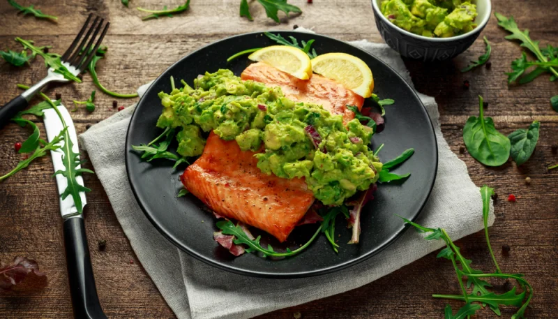Salmón con aguacate