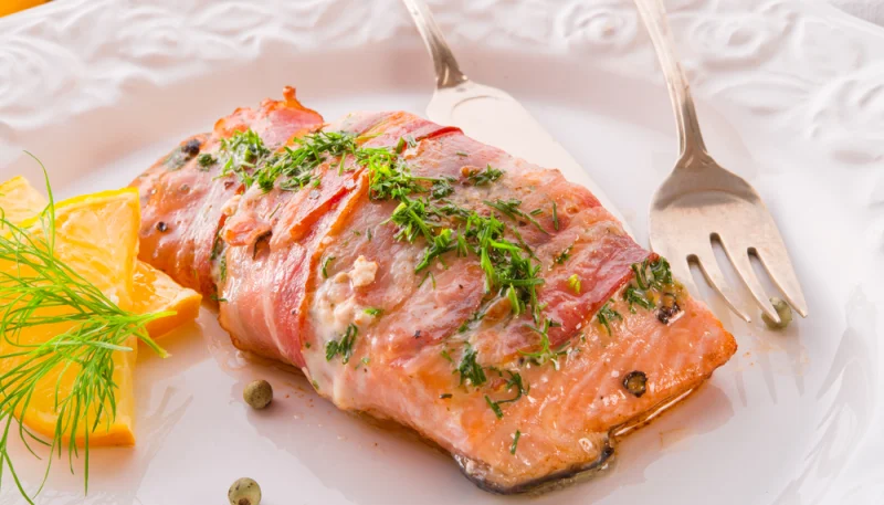 Salmón con bacon