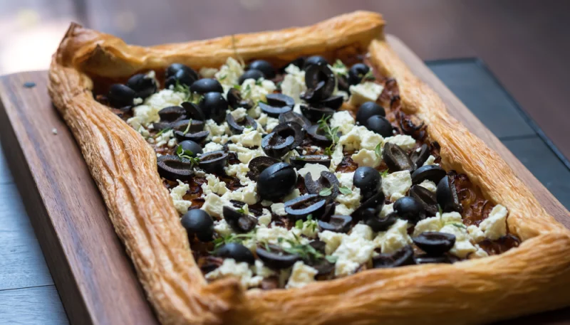 Tarta salada de aceitunas negras y queso feta