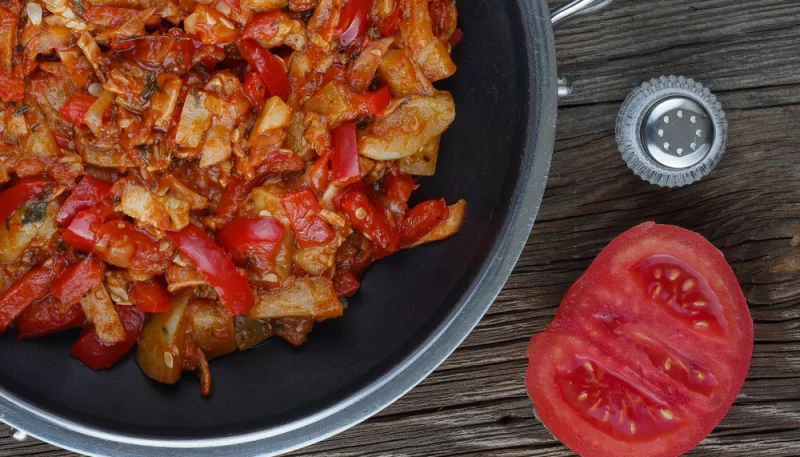 Tomate con calabacín picante