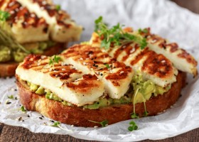Tostada de aguacate y queso halloumi