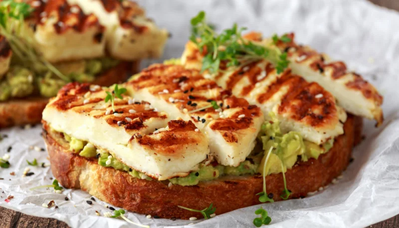 Tostada de aguacate y queso halloumi