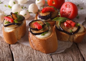 Tostadas con berenjena y mozzarella