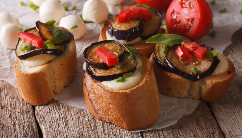 Tostadas con berenjena y mozzarella
