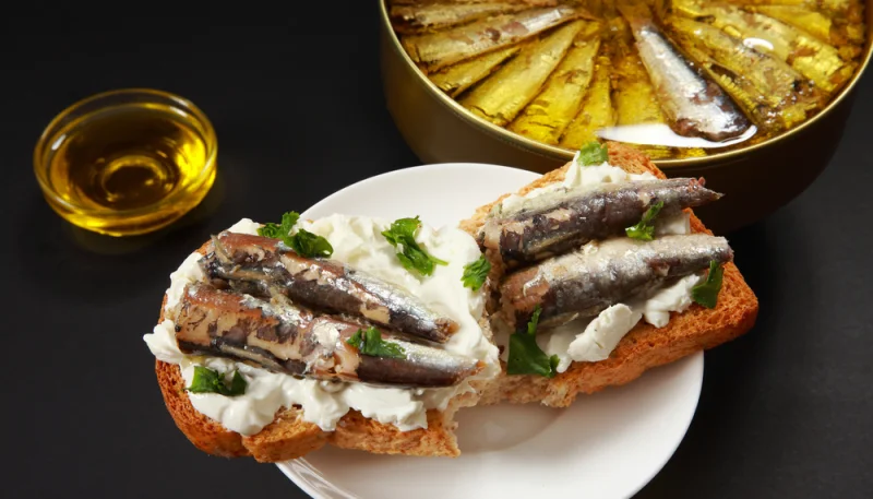 Tostadas con sardinas y queso crema
