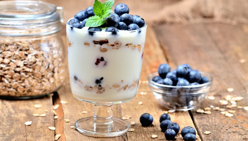 Yogur con leche y arándanos