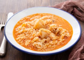 Arroz caldoso con rape y tomate