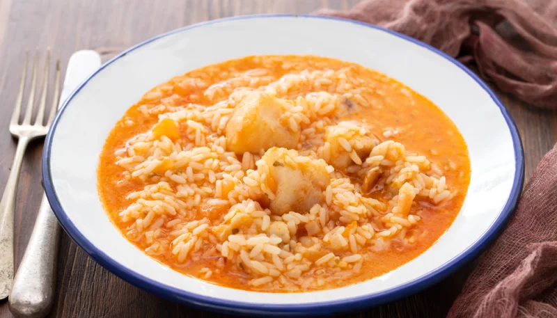Arroz caldoso con rape y tomate