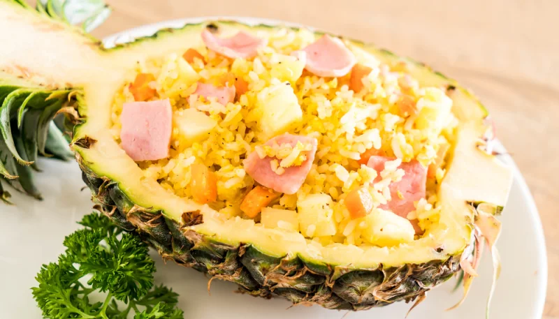 Arroz frito con jamón y piña