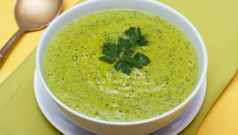 Crema de ajetes tiernos con patatas y espinacas