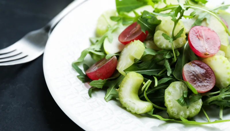 Ensalada de apio y uvas