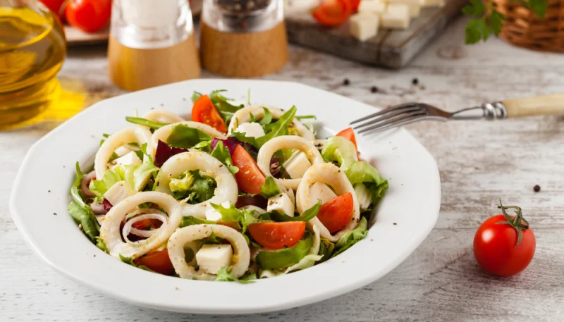 Ensalada de calamares y tomates cherry