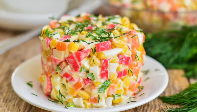 Ensalada de cangrejo con cebolla