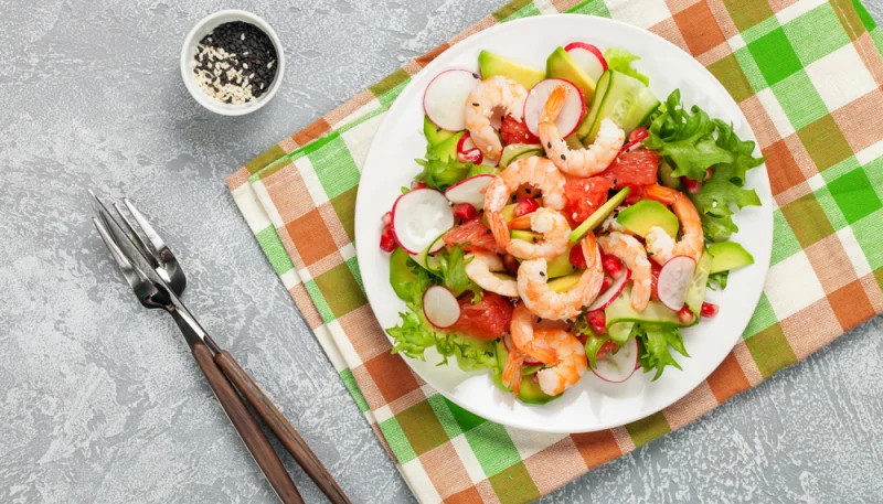 Ensalada de gambas y rábano