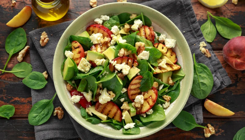 Ensalada de melocotón y aguacate