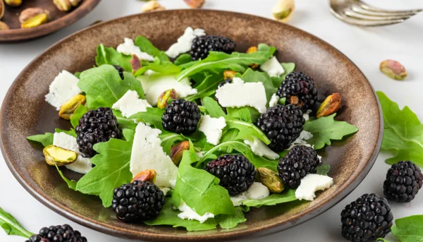 Ensalada de moras y pistachos