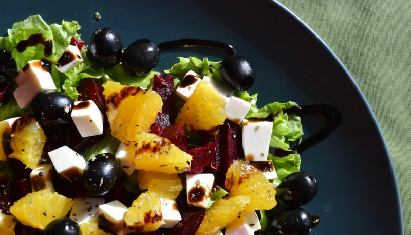 Ensalada de naranjas, queso feta y aceitunas