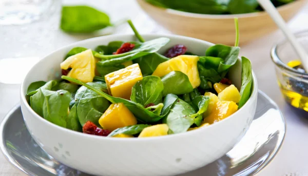 Ensalada de piña y espinacas