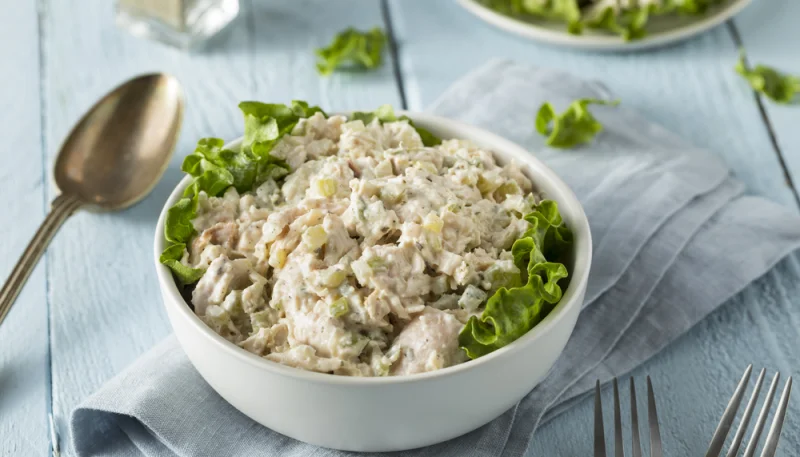 Ensalada de pollo con guisantes y pepinillos