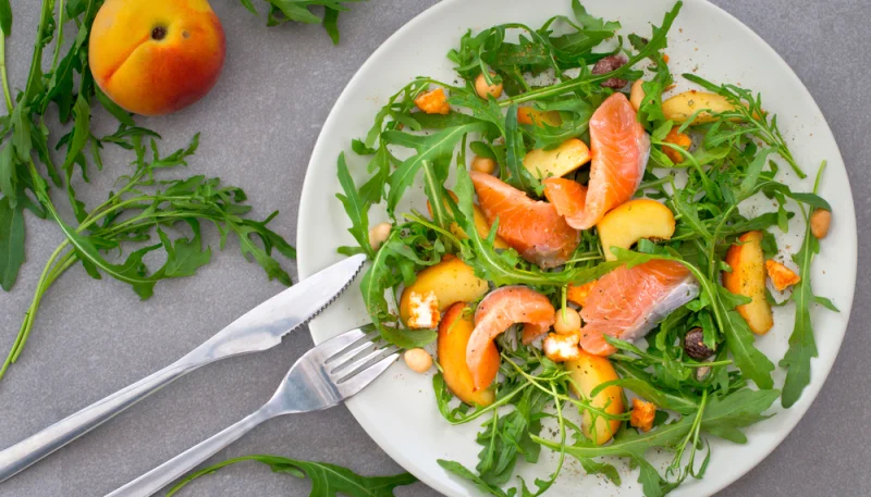 Ensalada de salmón y melocotón