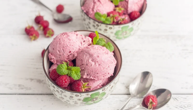 Helado de frutas del bosque, nata y yogur
