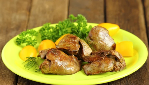 Hígado de pollo frito con ensalada