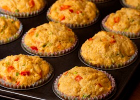 Muffins salados con pimientos y aceitunas