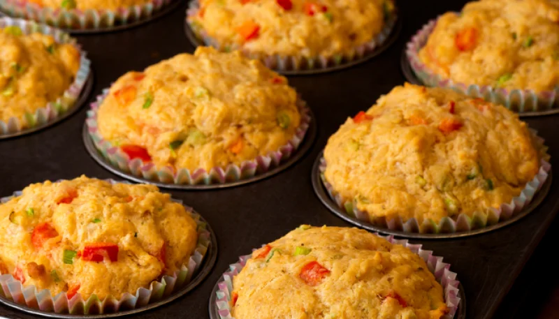 Muffins salados con pimientos y aceitunas