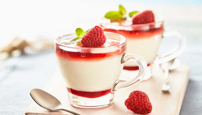Panna cotta de fresas y chocolate blanco