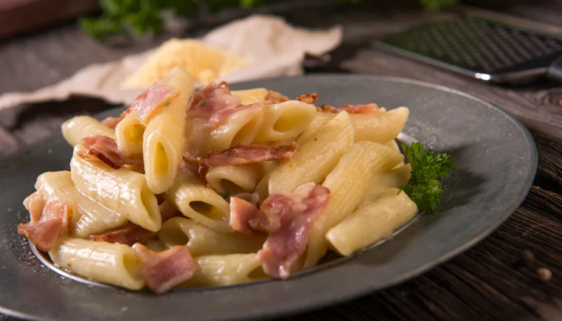 Pasta con bacon y queso azul